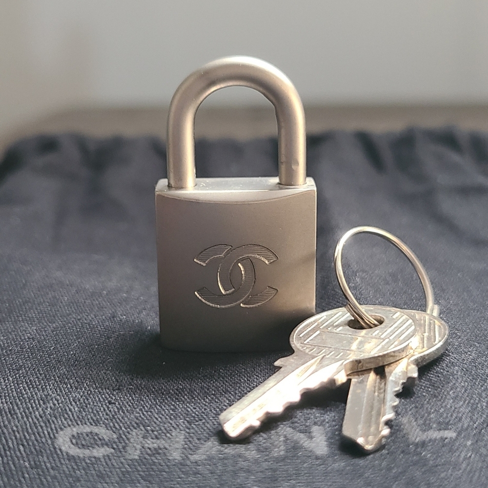 🔥RARE🔥CHANEL Matte Metallic Silver Lock with‎ 2 Keys and Dust Bag